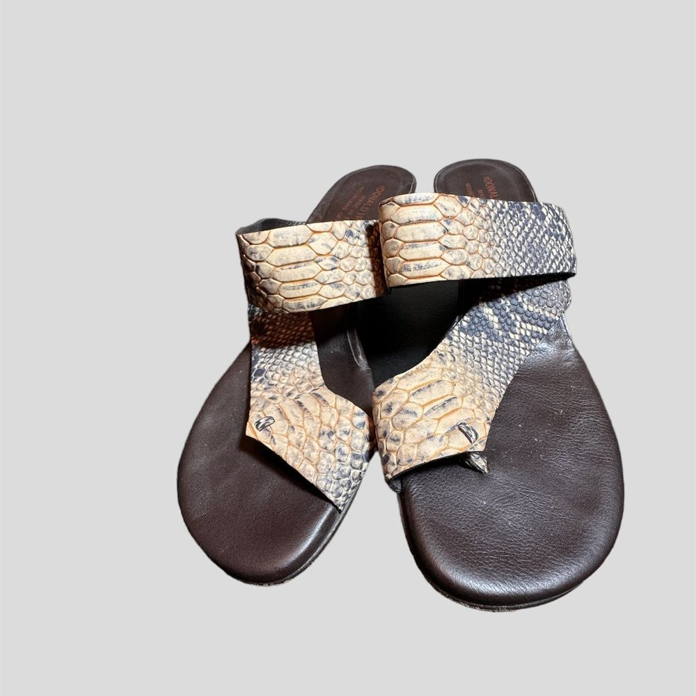 Donald J. Pilner size 8 kitten heel leather sandals